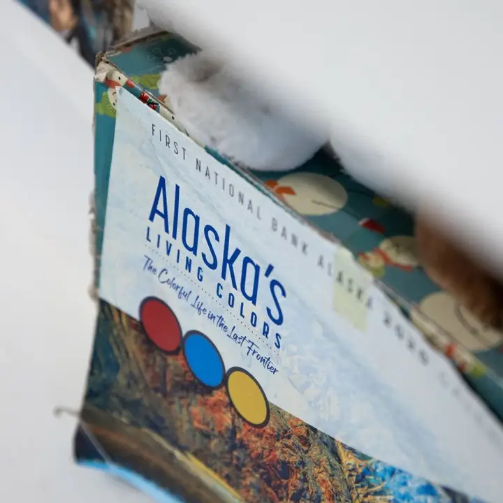 Έντυπο με τίτλο «Alaska’s Living Colors» και φωτογραφίες τοπίων της Αλάσκας.